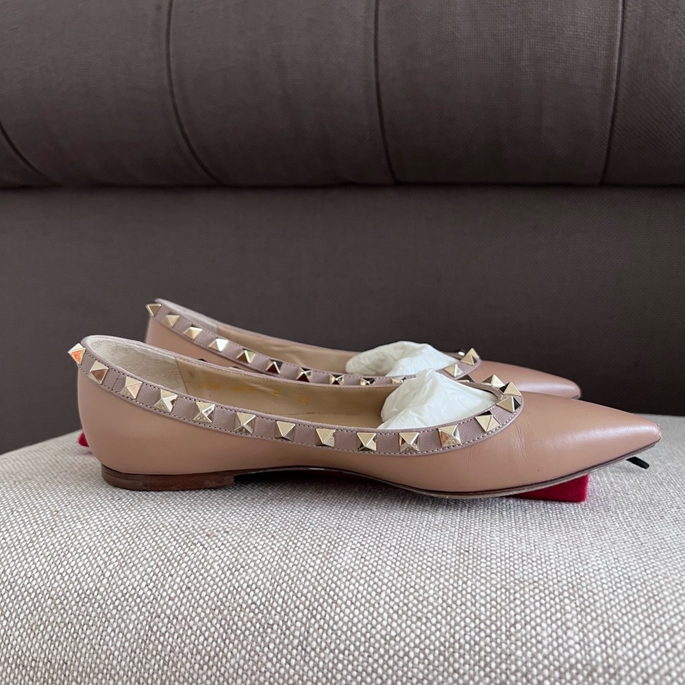 Used Valentino Garavani Rockstud Flats Size 5 in Nude Color